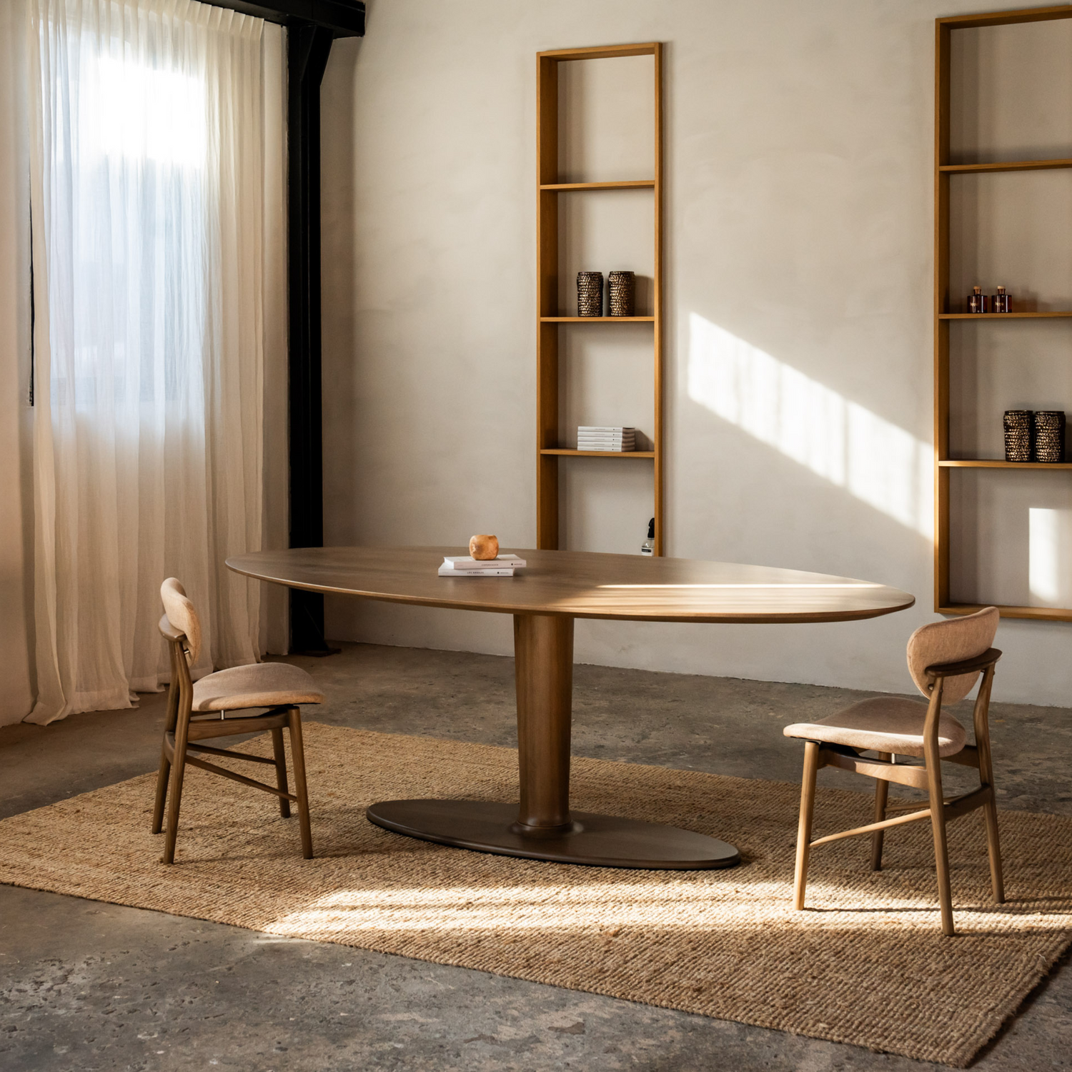 Ovale houten eettafel