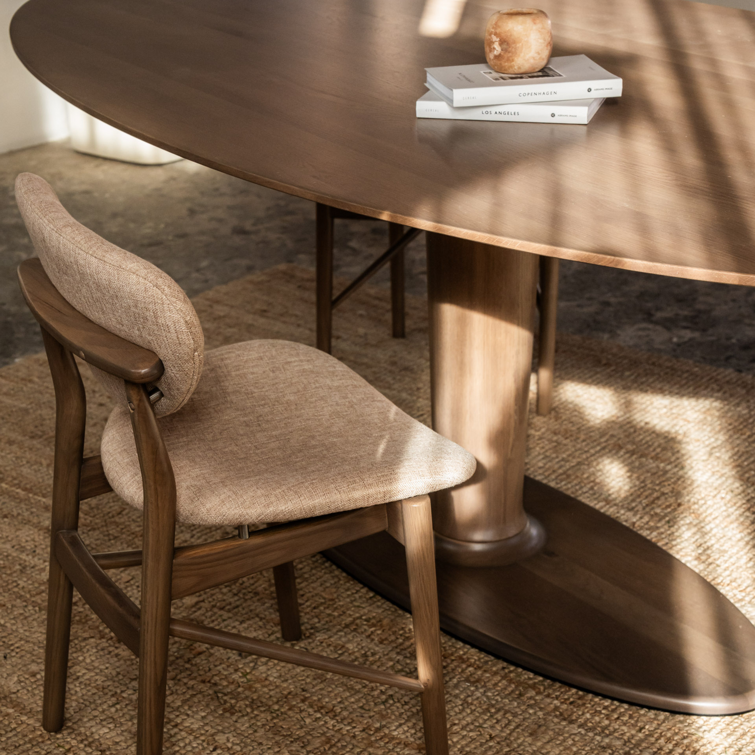 Ovale houten eettafel