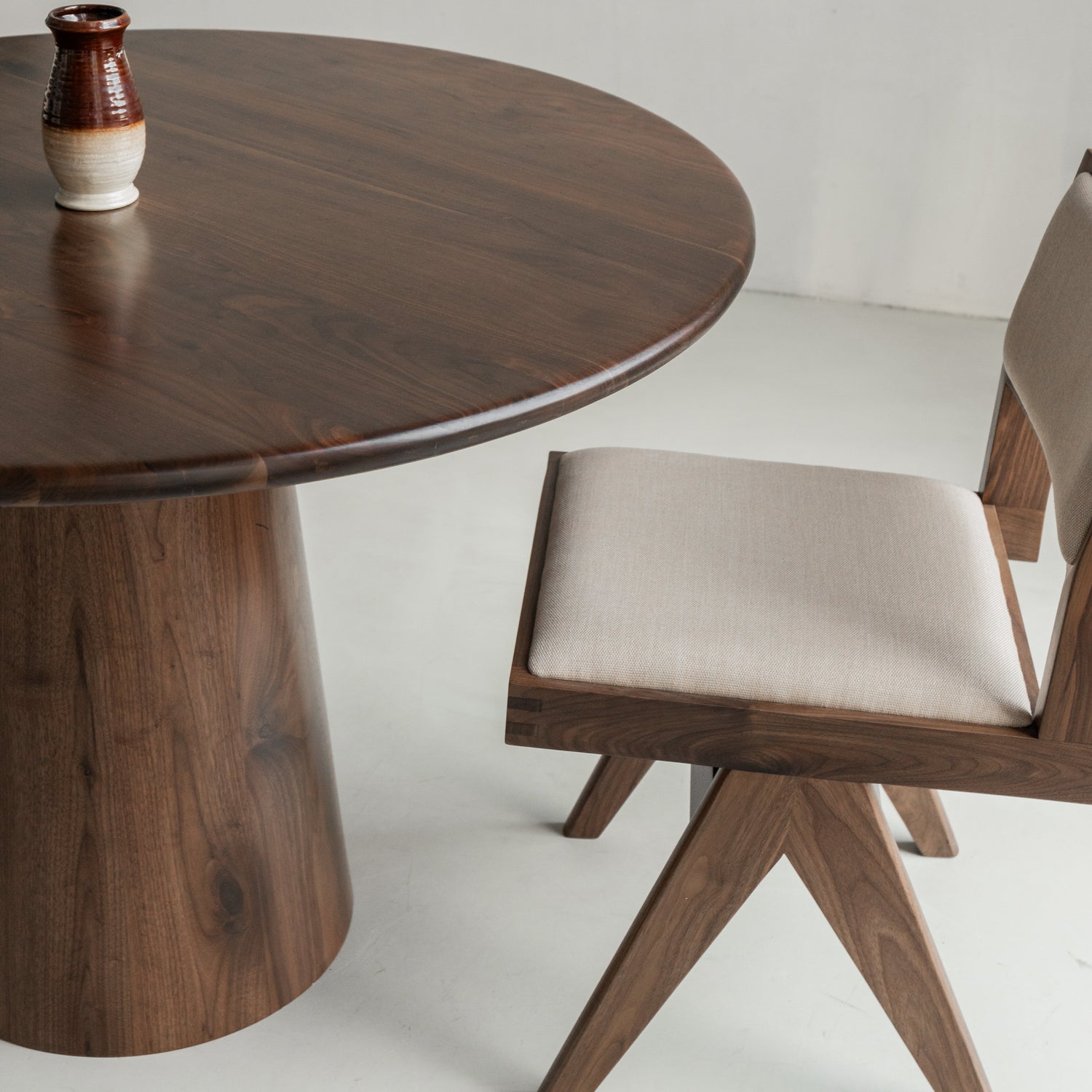 Houten eettafel Koral - cilindrische poot