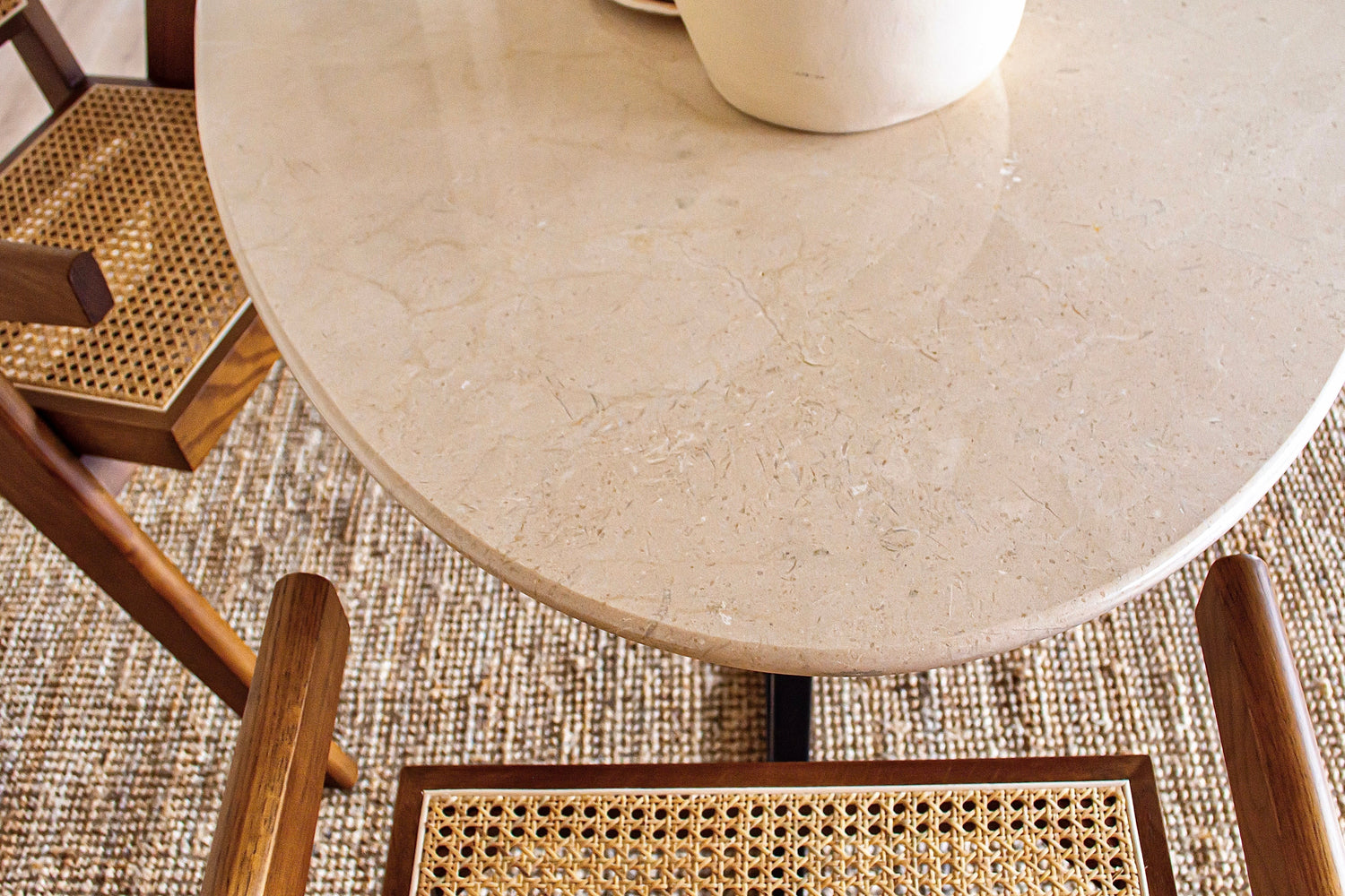 Halfovale marmeren eettafel