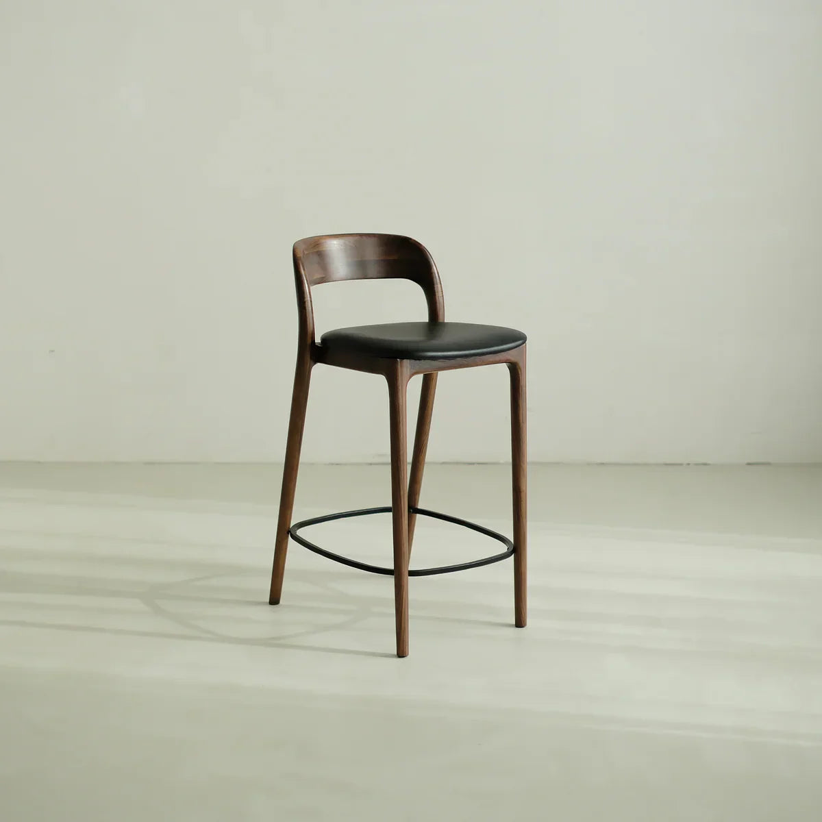 Barkruk Koral - walnoothout, zwart leer